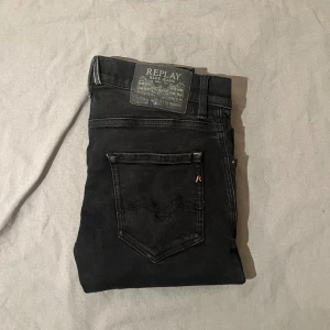 Nya svarta jeans från Replay  - Helt nya svarta jeans från Replay i storlek 28/30. Aldrig använda – bara testade! Sitter snyggt med en klassisk slim fit-passform och är i riktigt bra kvalitet, som alltid från Replay .