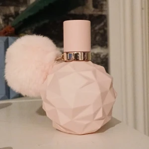Ariana Grande Sweet like candy 30ml parfym - Trendig parfym från Ariana Grande i en unik, geometrisk flaska med fluffig boll. Volym: 30 ml. Perfekt accessoar på sminkbordet och en populär present bland unga. Sweet like candy. Ny, helt oanvänd.