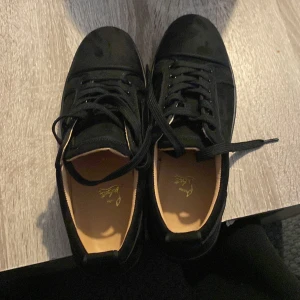 Skor Christian Louboutin - Skor från Christian Louboutin säljer den utan kartong inte använd kommer med fot grej kort som visar att den är riktig och påse