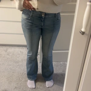 Bootcut jeans från Bershka - Säljer dessa jättefina ljusblåa bootcut jeans från Bershka i storlek 40. Säljer pågrund av att dom aldrig kommer till användning. Använd 1 gång så dom är i jättebra skick. Köpt för 699kr. Prisk kan diskuteras❤️