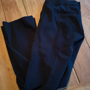 Oanvända svarta kostymbyxor  - Svarta lågmidjade kostymbyxor i modellen vera från bikbok, aldrig använda!!