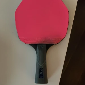 Truls cybershaped Pingisrack från stiga - Jag säljer detta färdiglimmade pingisracket. Truls 3 stjärniga cybershaped. Gummina som finns på är xiom jekyll 47,5 och stiga DNA PRO H. Gummina är helt okej slitna men funkar perfekt för dig som är nybörjare eller bättre. Lira lugnt i hagen.