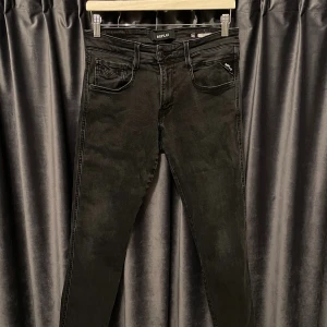 Replay anbass  - Replay anbass - skick 8,5/10, fint skick utan defekter! - stl 30/32 men passar mer w29 - schysst färg och riktigt sköna att ha på sig - hör av er vid frågor🙌
