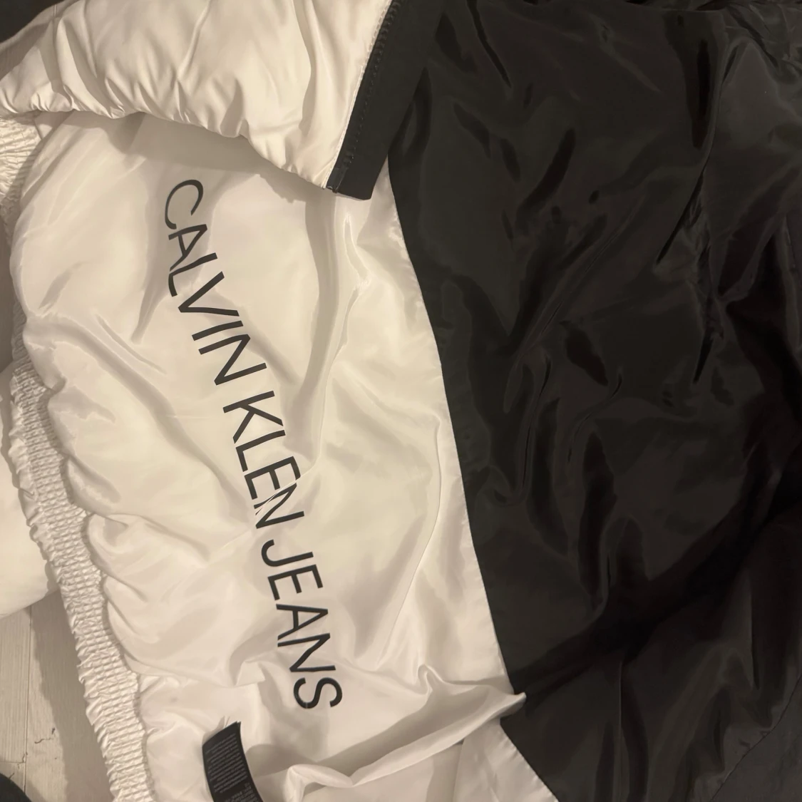 Svartvit pufferjacka Calvin Klein Jeans - 4