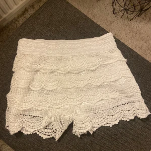 Vita shorts från Chelsea - Superfina vita shorts från Chelsea med snygga volangdetaljer. Storlek XS. Använt 1 gång