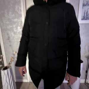 Lång vinterjacka från Everest  - Det är en vinterjacka från Everest som är i jätte fint skick i storlek 42. Säljer då den blivit förliten. Original pris var 1700kr