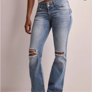 Ljusblå bootcut jeans med slitningar - Pris kan diskuteras