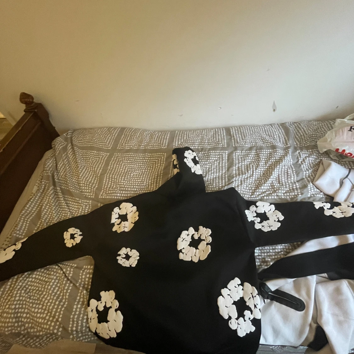 Svart hoodie Denim Tears med vita blommor - 1