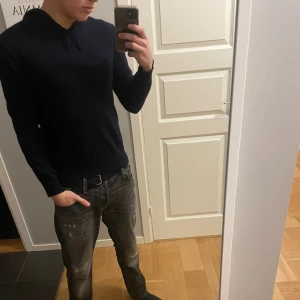 Mörkblå kashmir hoodie från Sayless - Mörkblå kashmir hoodie från sayless i storlek M men sitter betydligt mindre som S. Hör av er vid intresse och frågor!