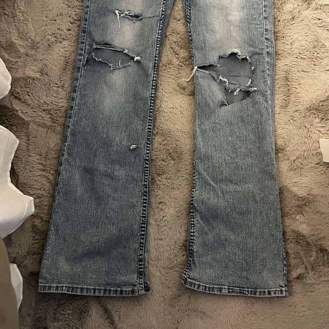Ljusblå slitna bootcut jeans - 2