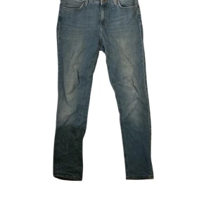 Blå raka jeansbyxor i klassisk modell - Snygga blå jeansbyxor med klassisk femficksdesign och raka ben från lee . Jeansen har en normal passform och är tillverkade i slitstarkt denimtyg. Perfekta för dig som gillar en tidlös och enkel stil.