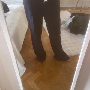 Svarta kostymbyxor med snörning - Svarta kostymbyxor med vit snörning i midjan. Såå coola och trendiga från Zara!!