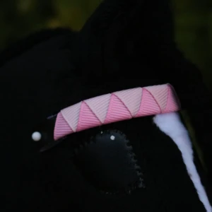 Ljusrosa pannband 💞 - Ljus rosa hajtandsflätat pannband till salu 💞 Storlek: KS (13 cm) - @pannband.by.smb på instagram, in och följ!