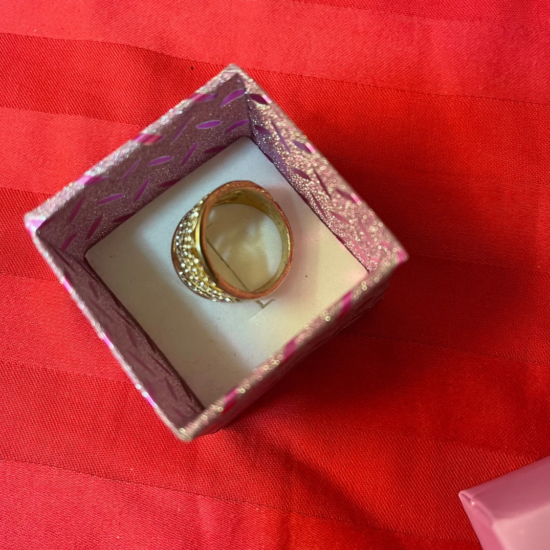 Bred guldig ring med glittriga stenar - 1