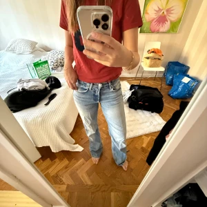 Zara ljusblå raka jeans - Ljusblå jeans med klassisk rak passform och låg midja. Perfekta för en avslappnad och cool look.