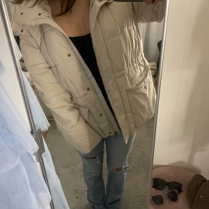 Vinterjacka - Fin vinterjacka från vero Moda❤️närmare det vita hållet!