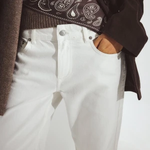 Vita lågmidjade baggy jeans NA-KD - Snygga vita jeans med rak passform och låg midja. Vita lågmidjade baggy jeans från NA-KD. Använda ett fåtal gånger. Storlek 40 men skulle säga sitter som s-m om man vill ha dom low och baggy som på bilden. Nypris 700 mycket bra skick