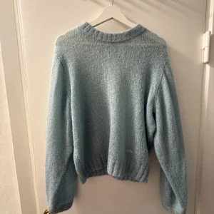 Ljusblå stickad tröja från Stylein - Supermjuk ljusblå stickad tröja från Stylein i storlek XS. Tröjan har rund halsringning, långa ärmar och ribbade muddar vid ärmslut och nederkant. Perfekt för att klä upp och klä ner!!!