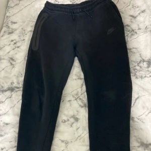Nike Tech Fleece - Svart Nike tech fleece, helt äkta. Byxorna är sjukt sköna och har en jättebra passform. OBS fläcken på bild 2 är på spegeln och inte på byxorna 