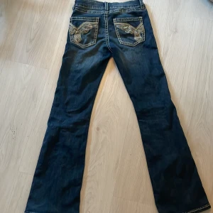 Gina Young low Rise slutsålda byxor - Säljer dessa fina byxor från Gina Young som är helt slutsålda och det planerar inte att påfylla, därefter priset. Köpt för 400kr kontakta mig för att få det billigare på min vinted 