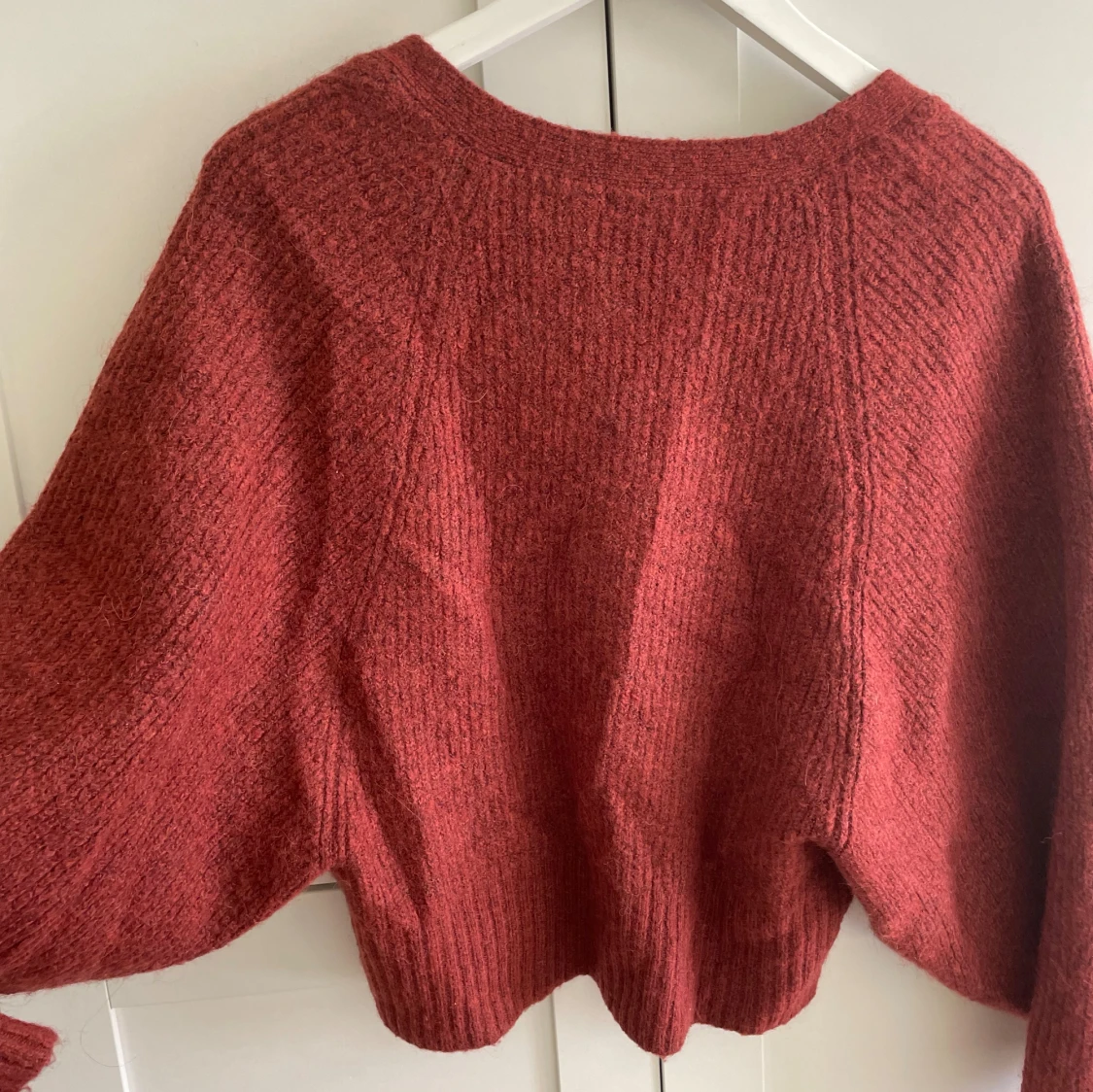 Röd stickad kofta  - 1