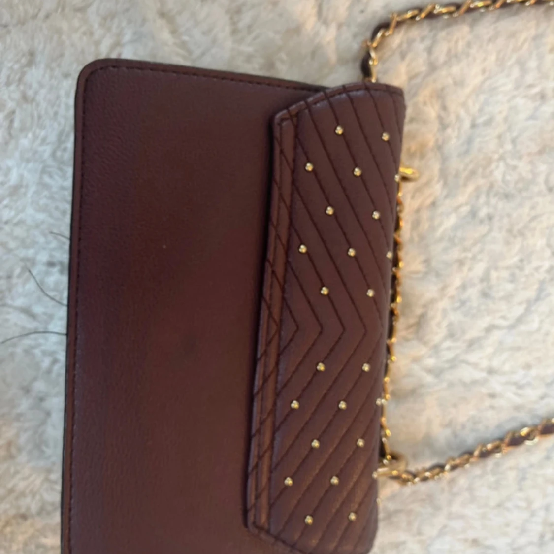 Axelväska med gulddetaljer - 3