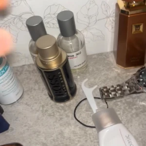 Hugo Boss parfymflaska - Stilren parfym från Hugo Boss, perfekt för dig som vill ha en klassiker i samlingen. Flaskan är i svart och guld. Volym och ingredienser syns ej på bilden.