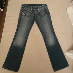 Diesel jeans - Lågmidjade utsvängda jeans från diesel! Aldrig använda pga fel storlek😊 Diesel storlek: 30 Innerbenslängd: 80cm Midjemått: 40cm 