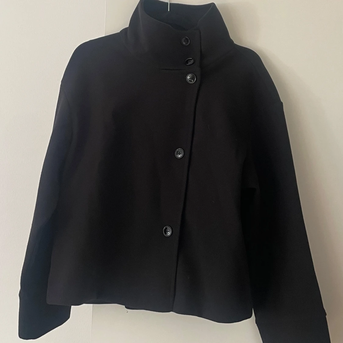 Svart jacka med hög krage - ginatricot  - 1