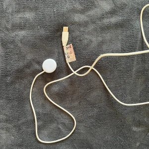 Lampa - En klickbar lampa från ikea. Passar perfekt vid sängbordet, lyser starkt. 