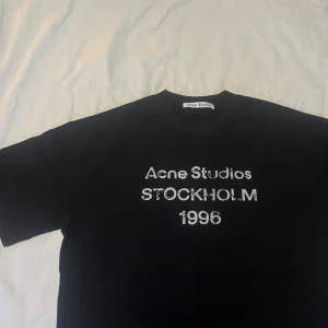 Acne studios t shirt s - Acne studios t shirt i fint skick (8/10) i storlek S men passar M bättre. Passformen är baggy och t-shirten passar runt 180 cm | skickas med tag, skriv vid någon fundering✅ 