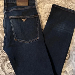 Mörkblå jeans från Emporio Armani - Snygga mörkblå jeans från Emporio Armani. Köpta från NK i Göteborg. Använda fåtal gånger. 