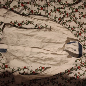 Vit slim fit skjorta från G-Star RAW stl XS - Vit långärmad skjorta från G-Star RAW i slim fit-modell. Skjortan är i bomull och har klassisk krage med blå insida samt knäppning framtill. Perfekt för dig som gillar en clean och stilren look. Stl XS