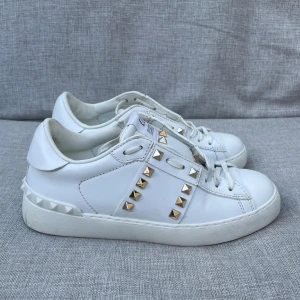 Valentino skor  - Hej! Säljer nu dessa sjukt snygga valentino skor. Skorna är i extremt fint skick ! Har begränsat antal boxar och dustbag. Hör av dig vid frågor. 