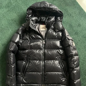Moncler maya - Bra vinterjacka, storlek 2/medium. En flaw, typ ett ”skrap”, se sista bild, köpte jackan begagnad så har inte kvitto eller ursprung 