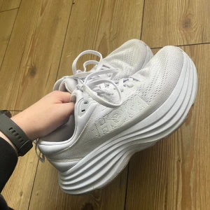 Hoka bondi 8 - Fina vita hoka som inte används. Storlek 36 vilket motsvarar en fotlängd på 22-23 cm 😊
