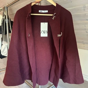 Poncho  - Vinröd poncho från Zara, nyskick med prislappen kvar 