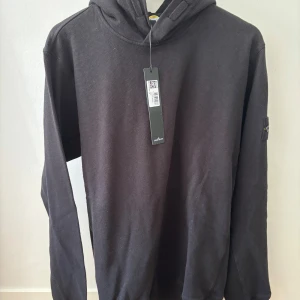 Svart hoodie Stone Island - Svart hoodie från Stone island. Tröjan är i bomull och är väldigt bekväm. Säljer tröjan då jag inte har någon användning av den. Kom pm vid fler frågor