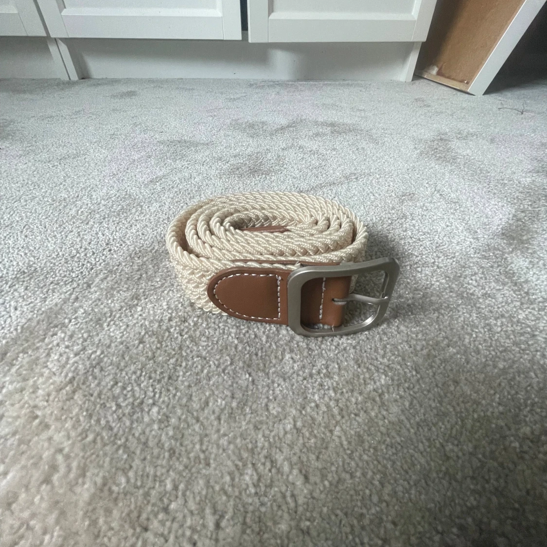 Beige flätat bälte