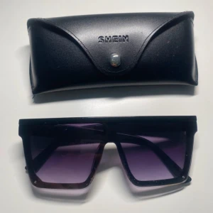 Svarta solglasögon - Väldigt populär och många är intresserade. Säljs snabbt, så skynda att köpa. Först till kvarn!  Använd några gånger och kommer med fodral.