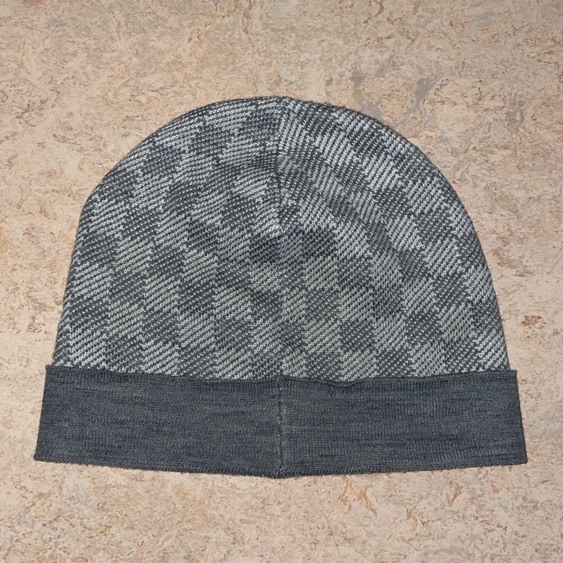 Grå rutig mössa - 1