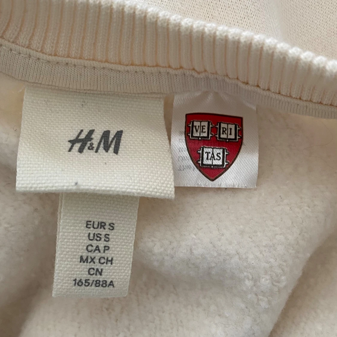 Beige Harvard sweatshirt från H&M - 2