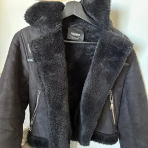 Teddy Bear Jacka - Super fin och mysig jacka med päls. Köpt på Zalando men verkar inte säljas längre. Passar till kyligare höstdagar och varmare vinterdagar. Säljs då den tyvärr inte kommer till användning längre. Nypris 559:-