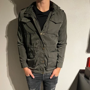 Field jacka - Hej, säljer nu denna snygga field jackan i storlek S  som är grym nu till hösten, skicket är 9/10! Hör av er vid frågor
