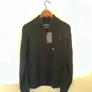 Polo Ralph Lauren Half Zip - Tjenare! Säljer denna snygga half zip up tröja från Polo Ralph Lauren i helt nytt skick. Tröjan är i storlek S, tröjan är är 90% bomull och 10% Kashmir. Skriv gärna vid intressen✅