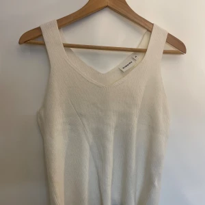 Vit ribbad linnetopp från Kappahl - Säljer en vit stickad ribbad linnetopp från Kappahl i storlek M. Toppen har breda axelband och v-ringad halsringning. Materialet är stickat vilket gör den mjuk och skön att ha på sig. Endast använd 2 gånger så den är som ny💕