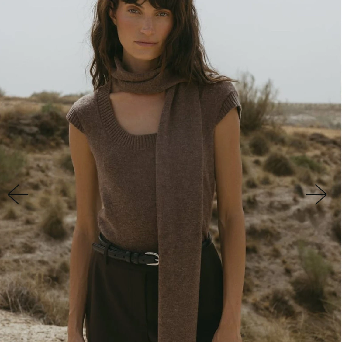 Stickad topp i ull med scarf-detalj