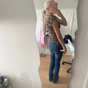 Blå bootcut jeans med låg midja - En par coola jeans från hm med coola detaljer i storlek 158/164 