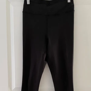 Svarta leggings från 157 i storlek S - Svarta leggings från 157 med hög midja och stretchigt material som sitter tight. Perfekta för dig som vill ha en clean och enkel look. Passar till allt och är superbekväma att ha på sig hela dagen.