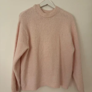 Ljusrosa stickad tröja Gina Tricot - Mycket finare ljusrosa än vad bilden visar! Mysig ljusrosa stickad tröja från Gina Tricot i storlek XS. Tröjan har en rund halsringning och långa ärmar med ribbade muddar. Perfekt för att hålla sig varm och ändå se söt ut under kyliga dagar.